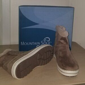 Mountain Sole Farrah Ankle Boot - Taupe Suede - 8M - NIB